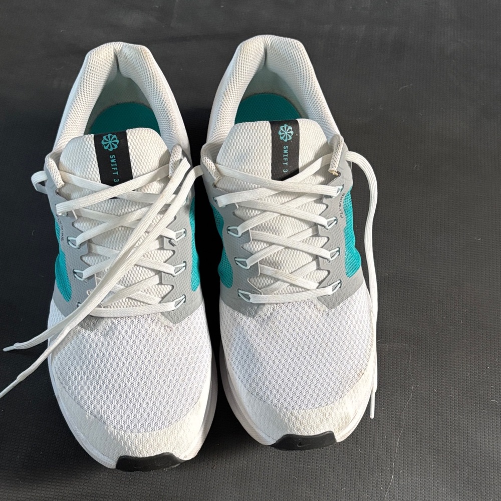 Mens Nike White & Teal Running Shoe size 10. Excellent Condition!